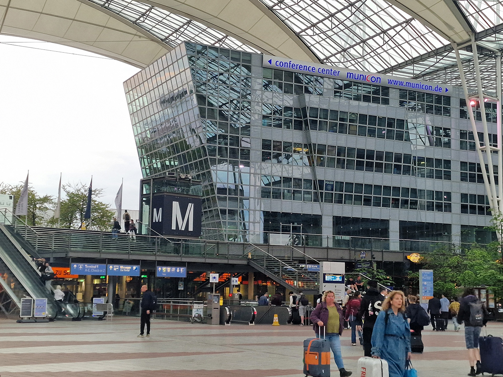 Walking route from Terminal 2 toward Terminal 1 and the MAC Forum at Munich Airport