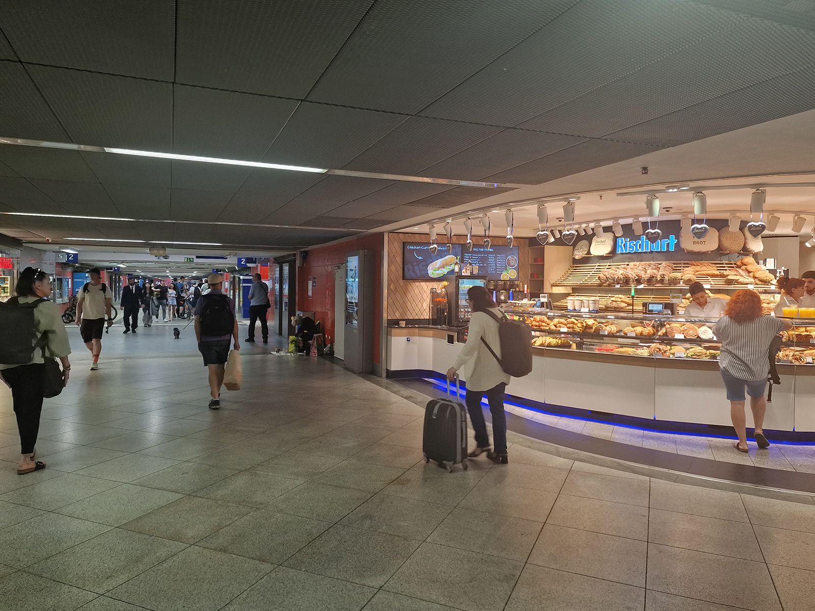 Rischart bakery at Ostbahnhof underground passage, direction to Mobile Locker