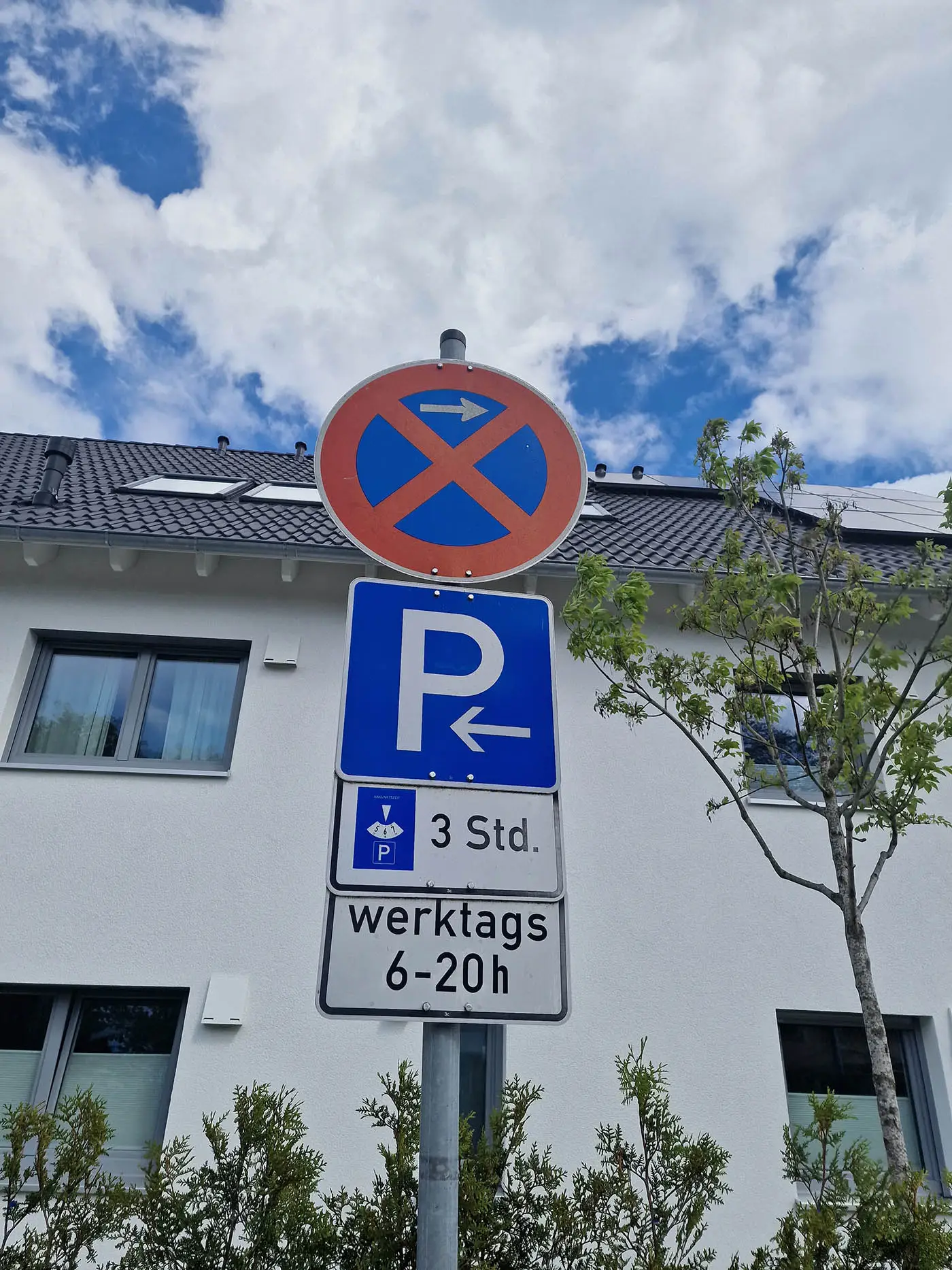 Munich parking sign showing three hour parking, weekday rules, and stopping restrictions
