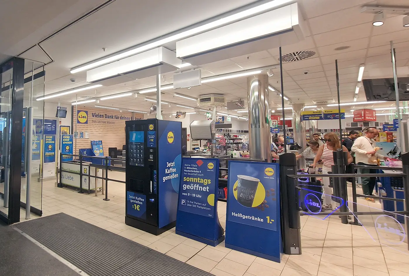Lidl entrance at ZOB Hackerbrücke in Munich with a sign confirming Sunday opening hours