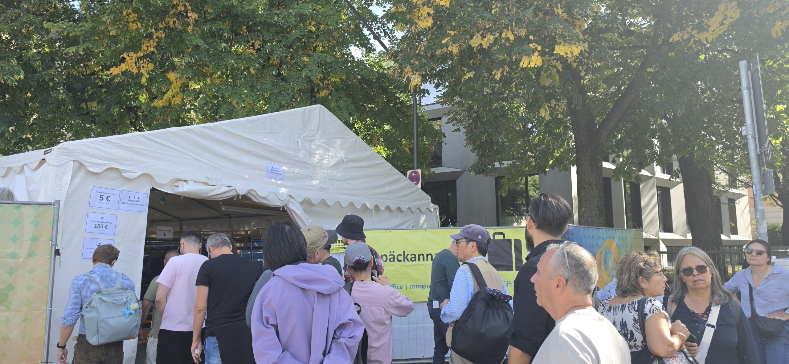 Luggage storage near the Mozartstraße entrance with a €5 price sign
