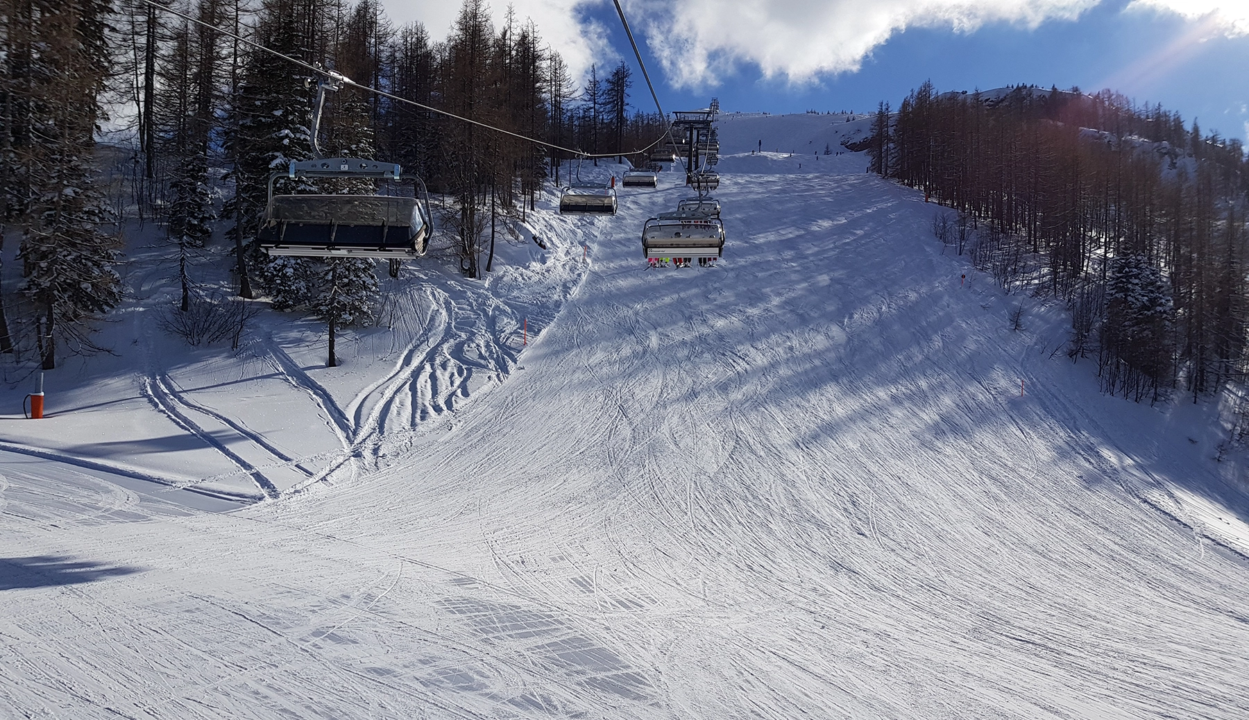 Steeper blue ski slope and chairlift at Steinplatte in Tirol